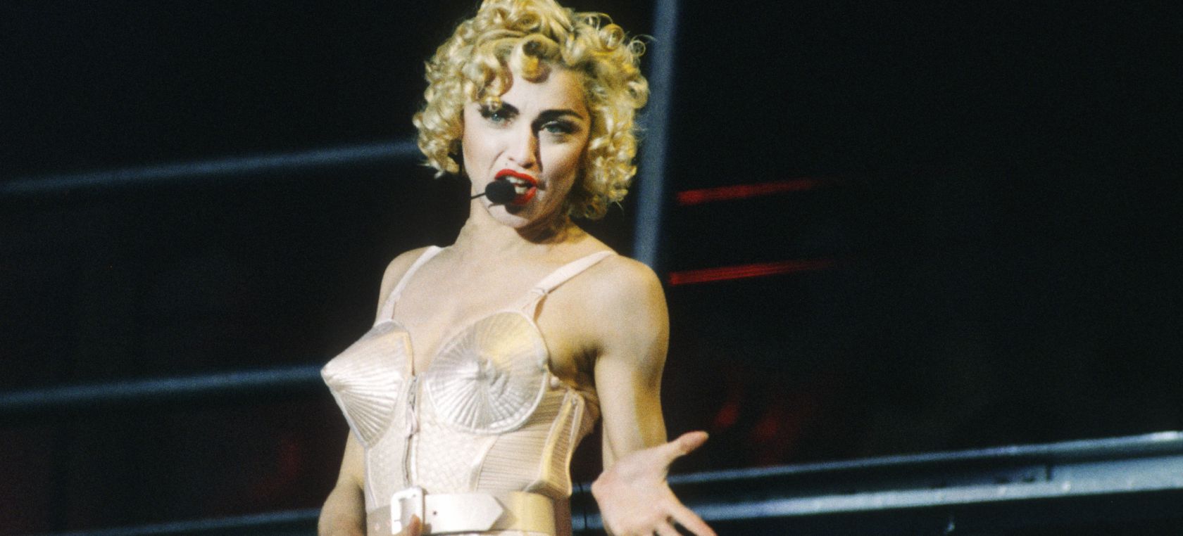 Madonna y Jean-Paul Gaultier: La historia del corsé de satén rosa cónico e icónico en la moda y el pop