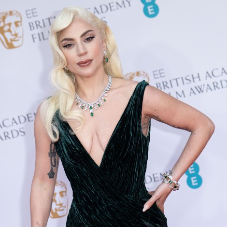 Lady Gaga y Millie Bobby Brown con su chico eclipsan la alfombra roja de los BAFTA Awards 2022