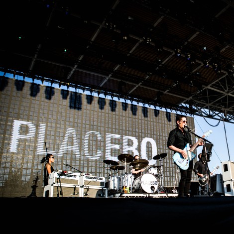 Placebo reavivan la polémica y prohíben los móviles en sus conciertos