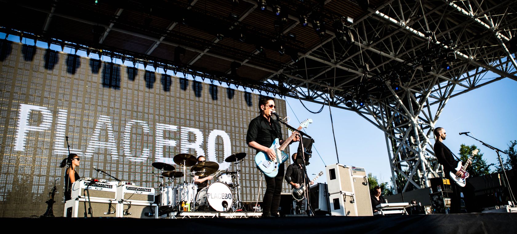 Placebo reavivan la polémica y prohíben los móviles en sus conciertos