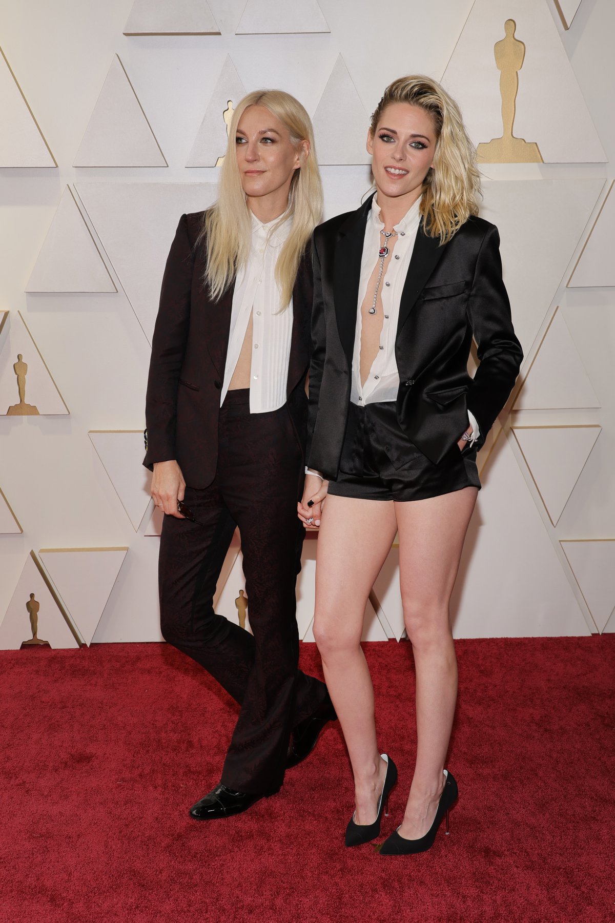 Dylan Meyer y Kristen Stewart, en la alfombra roja de los Oscar 2022