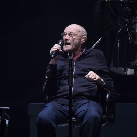 Phil Collins preocupa por su delicado estado físico en el último concierto de Genesis