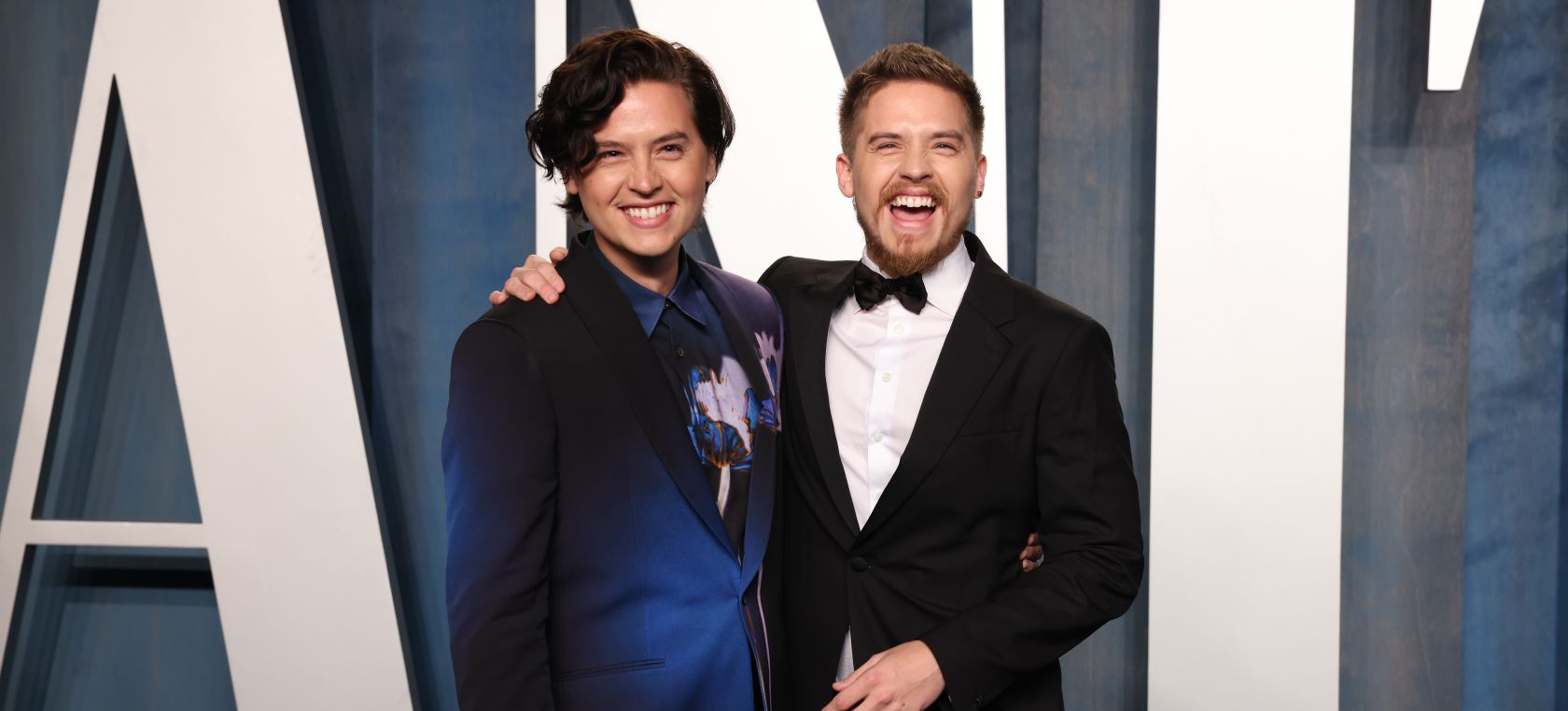 Dylan y Cole Sprouse posan tras los Oscar 2022 con unos looks que demuestran que ya no son Zack y Cody