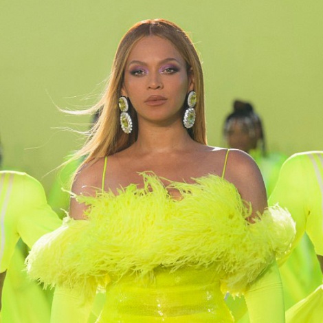 El impresionante vestido transparente de Beyoncé deja boquiabiertos a sus fans