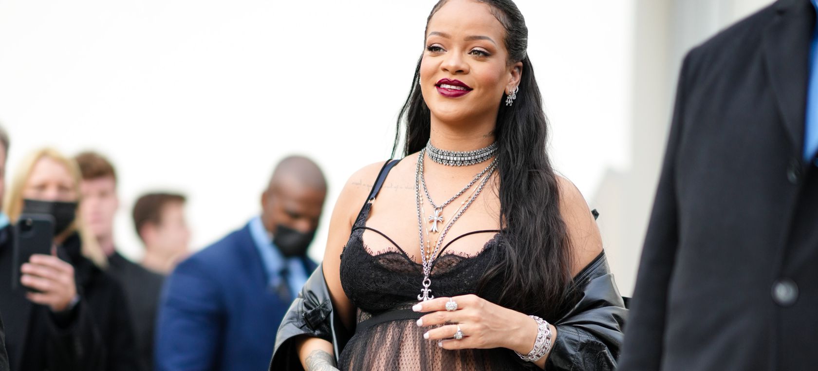 Rihanna lleva la moda premamá al siguiente nivel y luce espectacular en la recta final de su embarazo