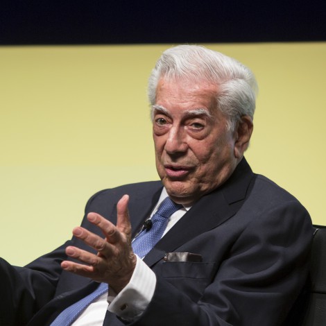 Mario Vargas Llosa, hospitalizado por COVID