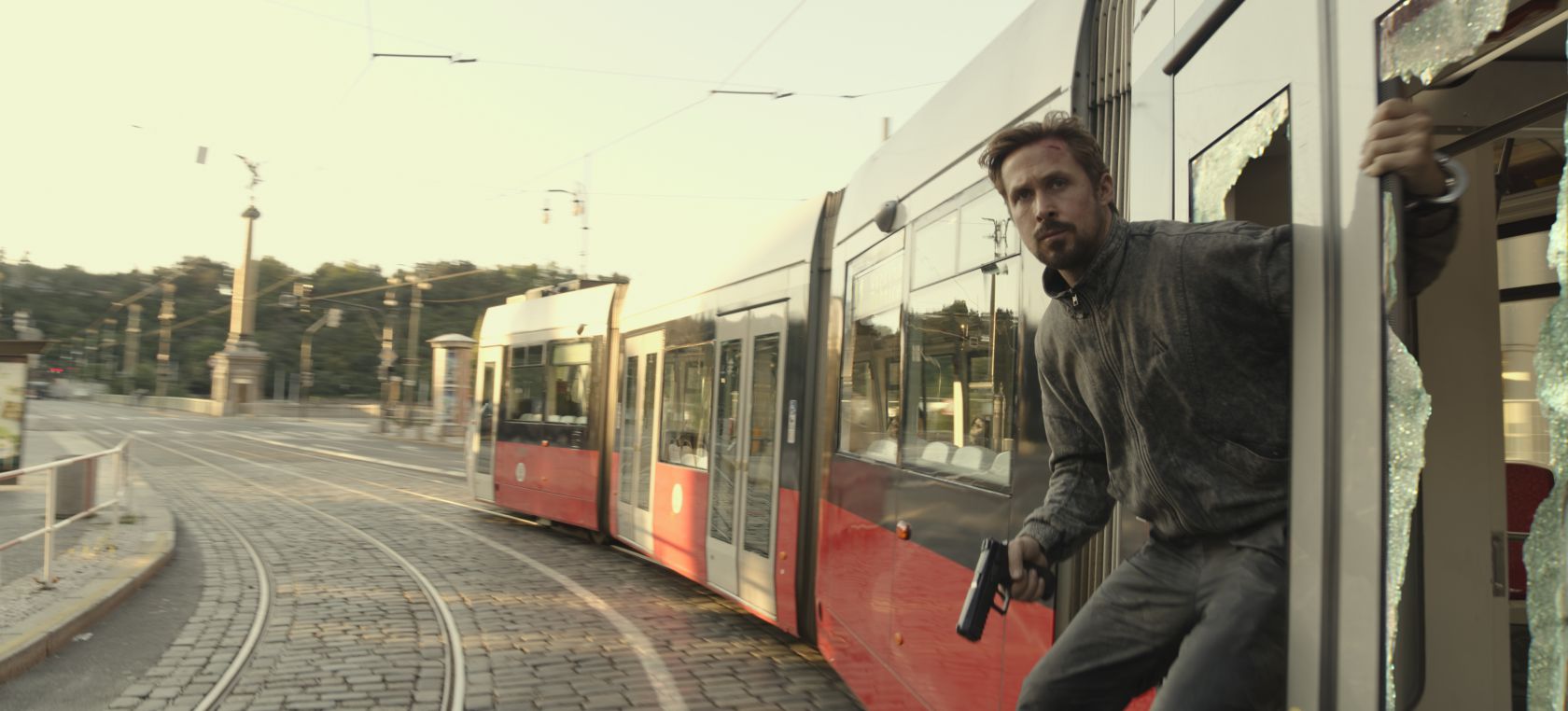 Netflix pone fecha e imágenes a ‘El Agente Invisible’, con Chris Evans, Ana de Armas y Ryan Gosling