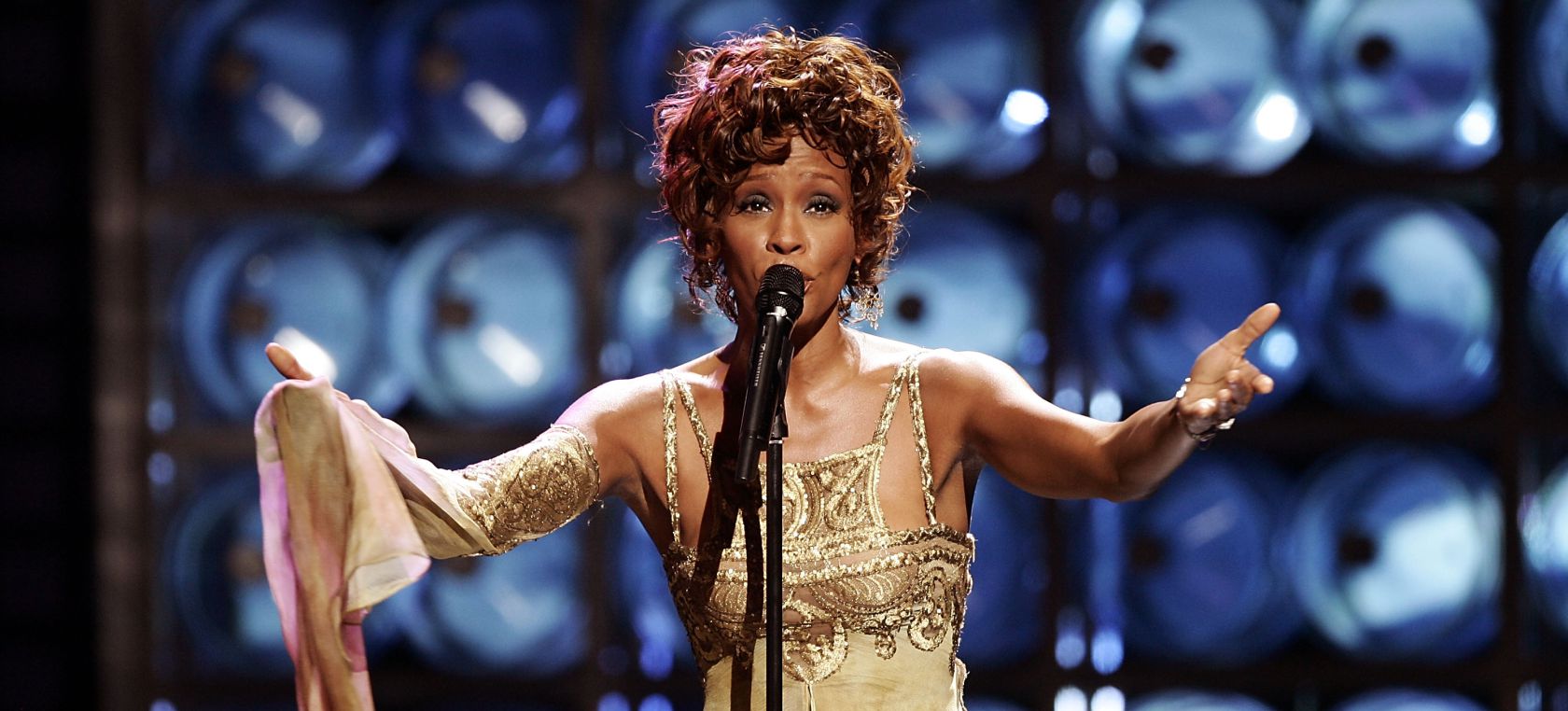 La primera imagen de Naomi Ackie como Whitney Houston en el próximo biopic de la artista