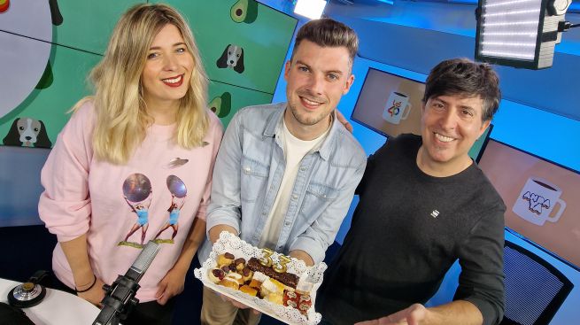 Chanel felicita en directo al productor de Anda Ya