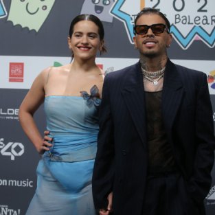 Así es la rutina de ejercicios de Rosalía y Rauw Alejandro que les permite estar en plena forma