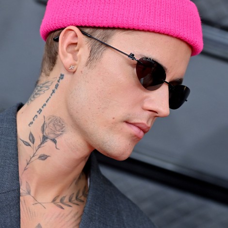 Justin Bieber se monta ‘una de espías con chica Bond’ en ‘Honest’, mira el vídeo y la letra