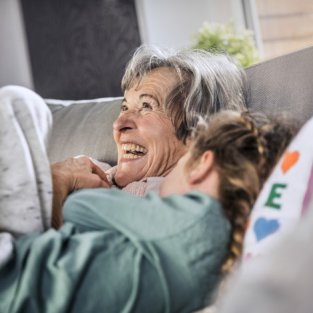 Le pregunta a su abuela por WhatsApp qué cómo está y su ingeniosa respuesta se vuelve viral en Twitter