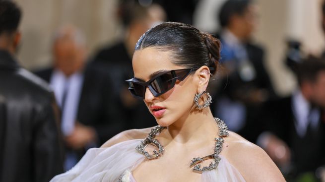 Rosalía ensaya su traje de novia en la MET Gala 2022 con un diseño de Givenchy muy Motomami