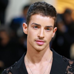 Manu Ríos lleva su sensualidad de Élite a la escalinata de la MET Gala 2022