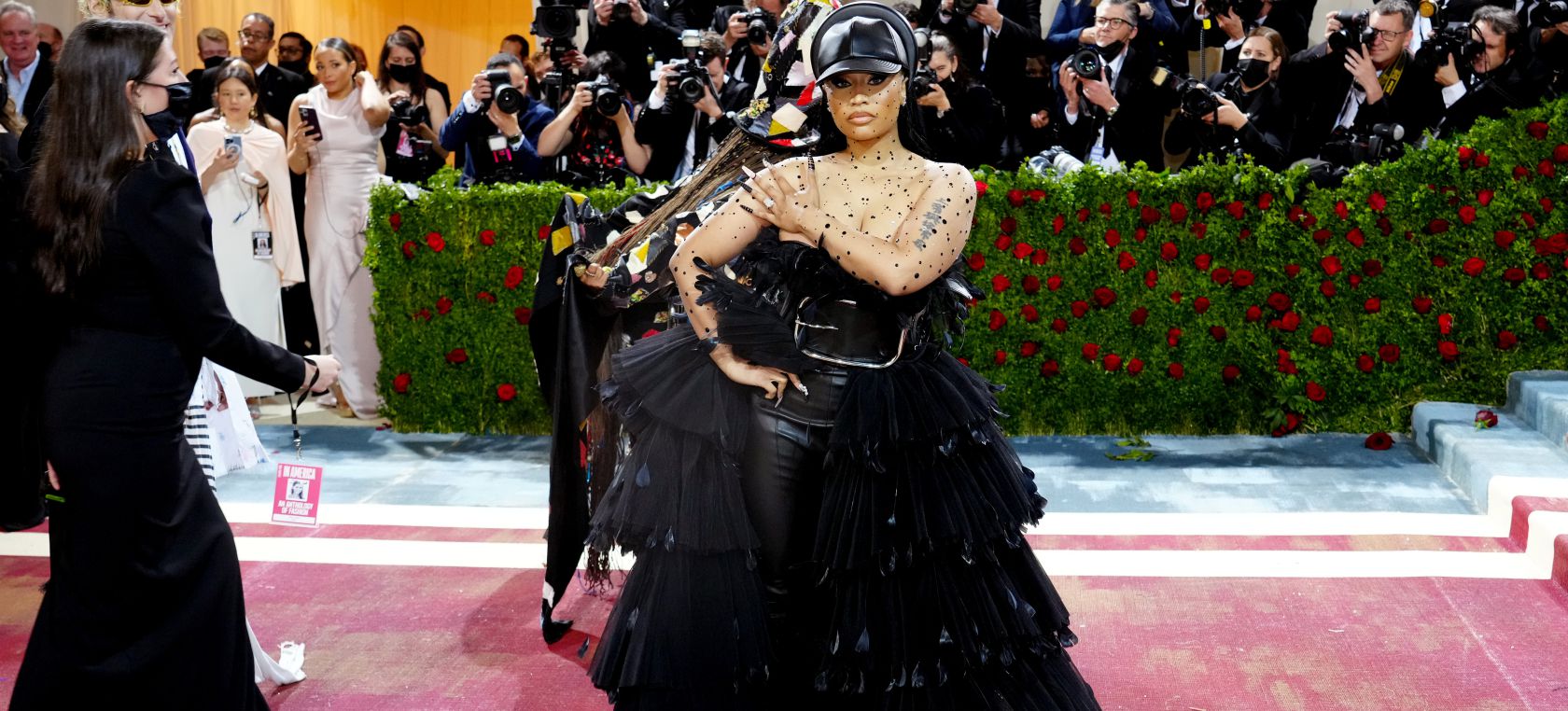 Los pechos de Nicki Minaj se descontrolan en la Gala Met 2022