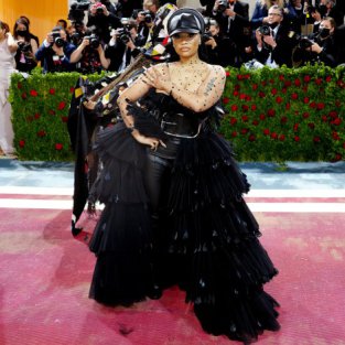 Los pechos de Nicki Minaj se descontrolan en la Gala Met 2022