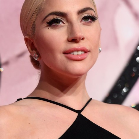 Lady Gaga se convierte en una ídola del aire en ‘Hold my hand’, mira el vídeo y la letra