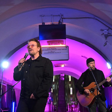 Bono y The Edge hacen una actuación sorpresa en el metro de Kiev (Ucrania)