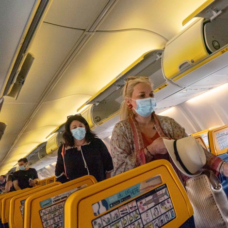 La mascarilla dejará de ser obligatoria en aviones y aeropuertos el próximo 16 de mayo