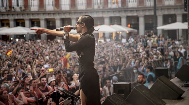 Chanel desata la euforia en una Plaza Mayor de Madrid que se llenó de clásicos