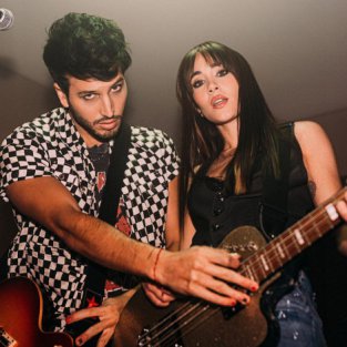 Sebastián Yatra y Aitana se convierten en dos estrellas rock en el vídeo de Las Dudas