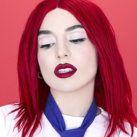Ava Max lo juega todo al rojo para regresar a la lista