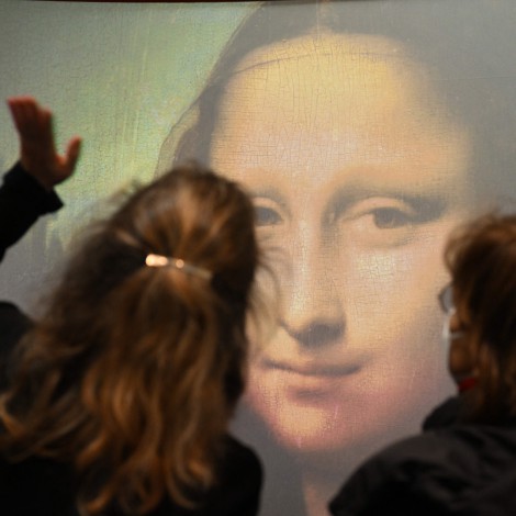 Un visitante del Louvre ataca a 'La Gioconda' lanzándole una tarta