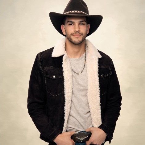 Bernardo Flores (‘Pasión de gavilanes’) posa en ropa interior y botas de cowboy para su debut como cantante