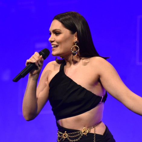 Jessie J interrumpe su concierto en Douglas para lanzar un emotivo mensaje