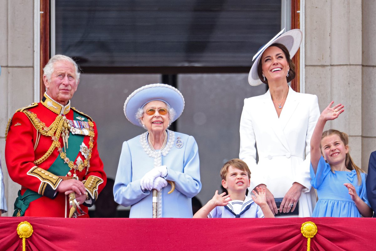 La reina y otros miembros de la realeza