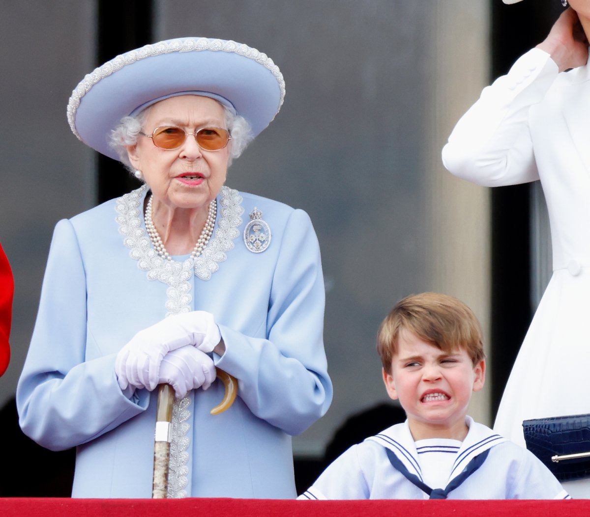 El príncipe Louis y la Reina Isabel II