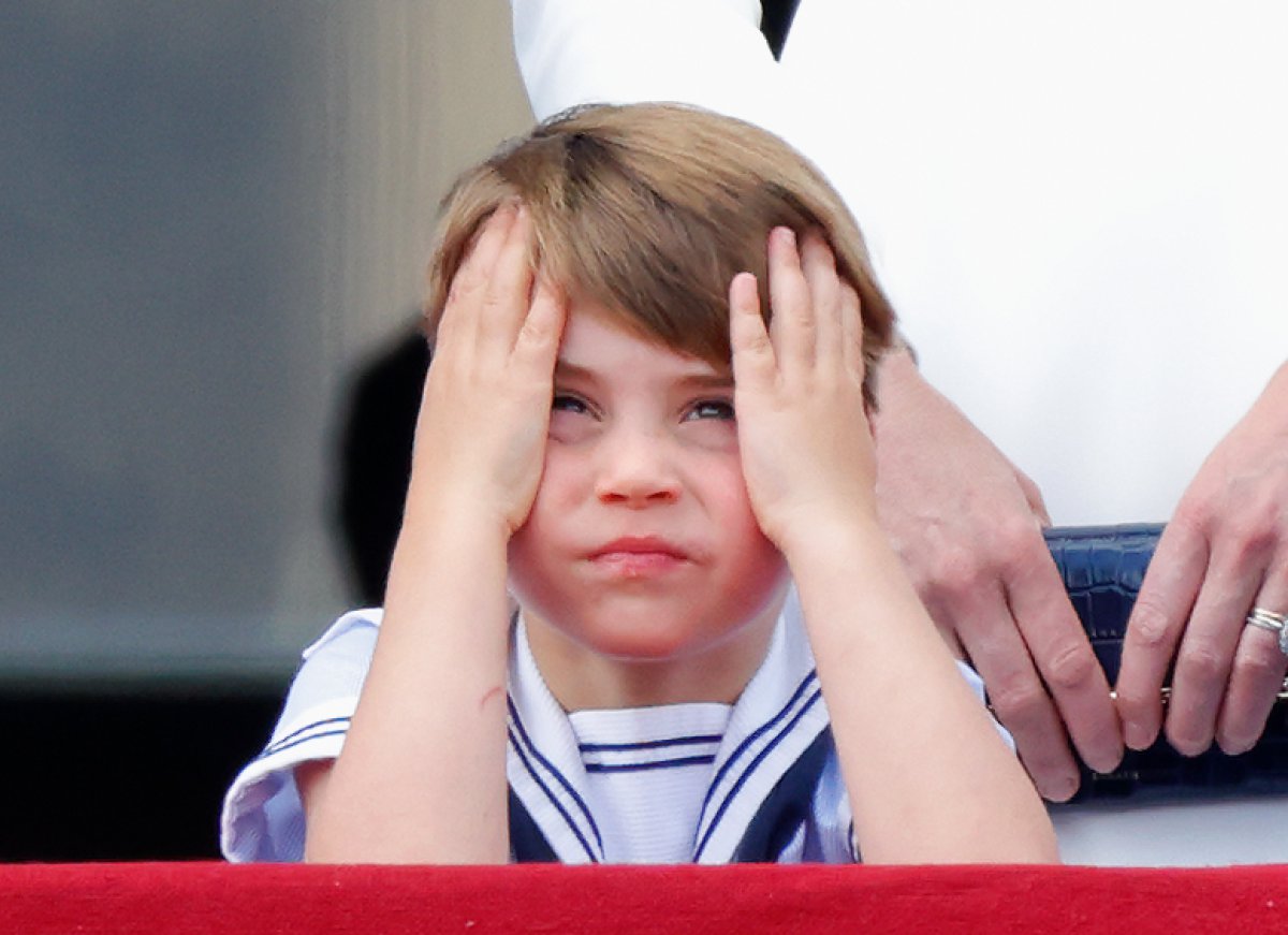 El Príncipe Louis viendo el desfile del jubileo