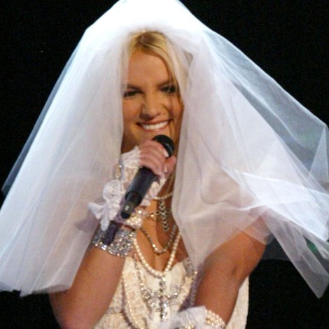 Britney Spears da el “sí quiero” sin sus hijos y con drama a las puertas de su casa