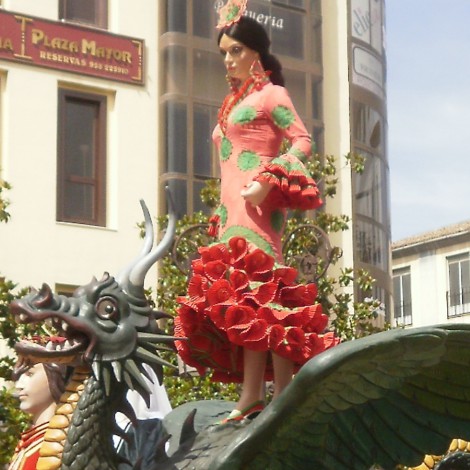 ¿Por qué Granada pasea a una flamenca montada en un dragón? Así es la Tarasca que ha salido hoy en procesión