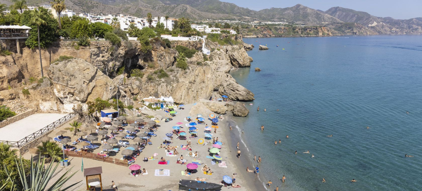 Ecologistas en Acción entrega 48 banderas negras a playas de toda España: aquí es dónde están