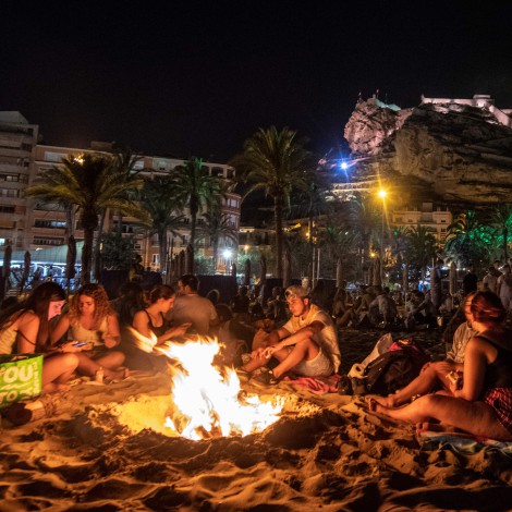 Alicante, Valencia y Barcelona se preparan para celebrar San Juan, la noche más especial del año