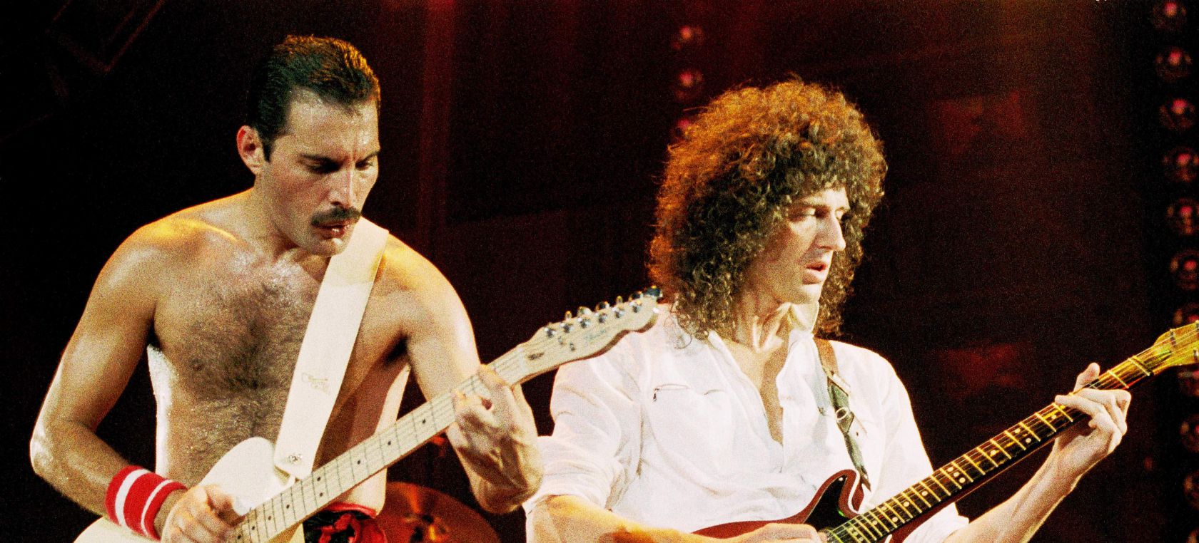 Brian May se emociona al compartir escenario con el holograma de Freddie Mercury