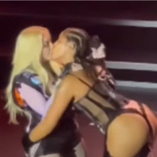 Madonna y Tokischa arrasan con su beso durante un concierto en EL Orgullo de Nueva York