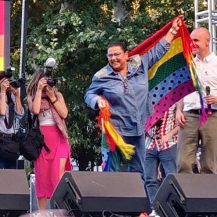 Maria del Monte presenta a su novia en su emocionante discurso en el Orgullo Gay de Sevilla