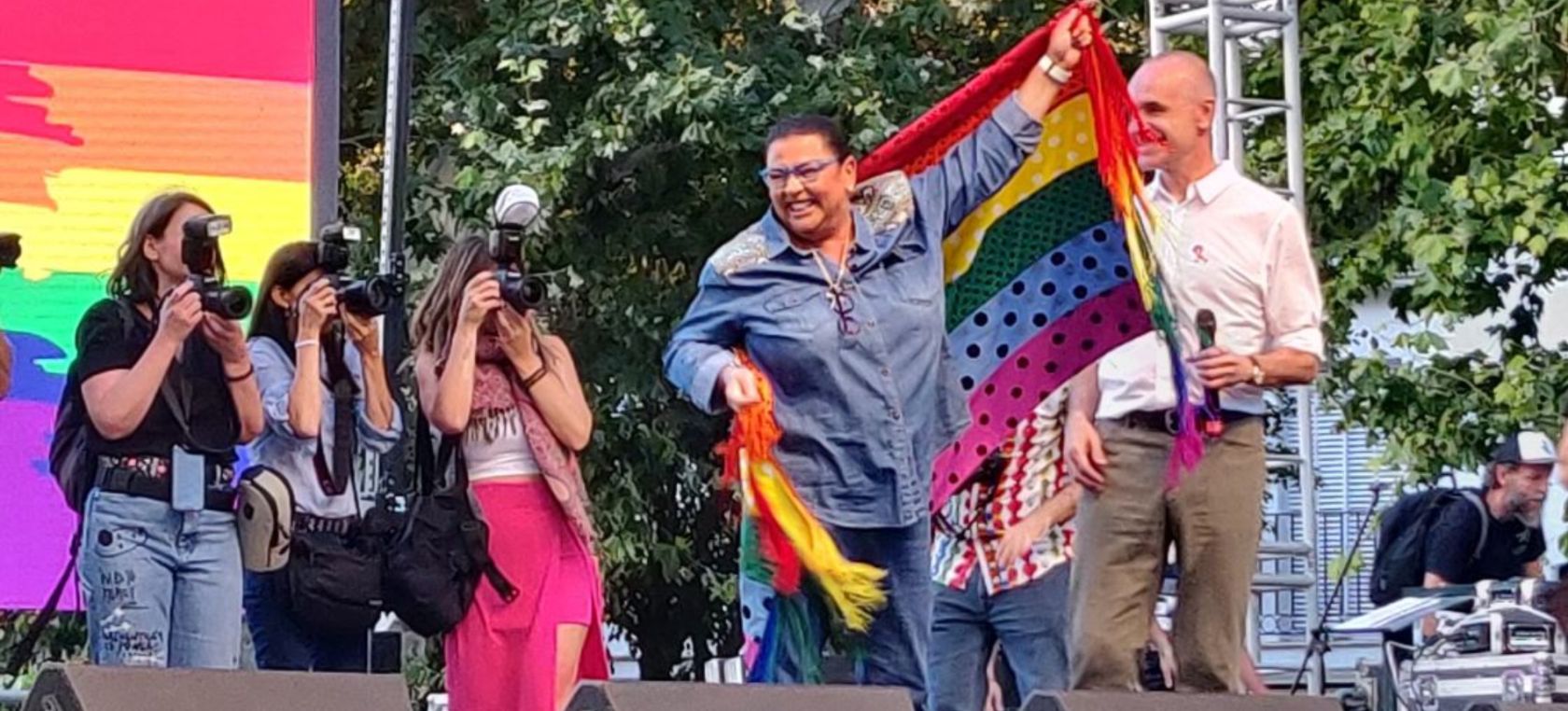 María del Monte presenta a su novia en su emocionante discurso en el Orgullo Gay de Sevilla