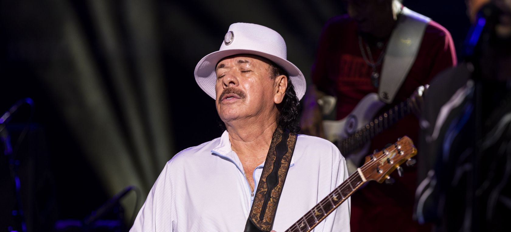 Carlos Santana sufre un desmayo mientras realizaba un concierto en Michigan
