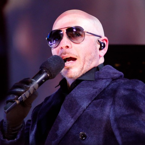 Pitbull nos lleva a principios de los 2000s con su nuevo tema: ‘Café Con Leche’