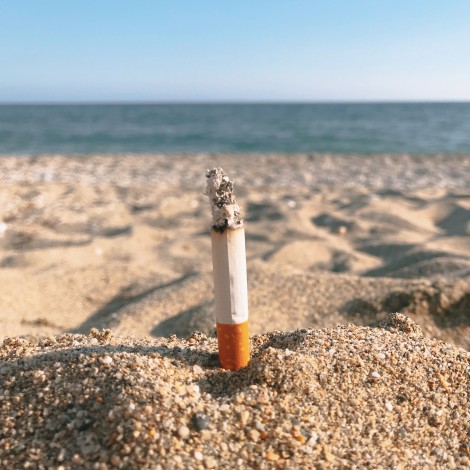 Barcelona dice adiós al tabaco: prohibirá fumar en todas sus playas a finales de julio