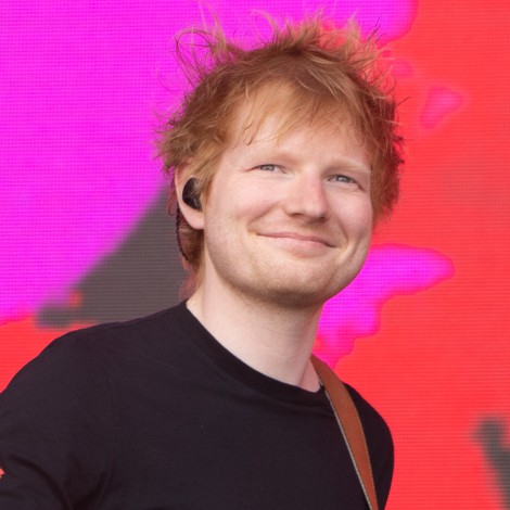 Ed Sheeran alcanza los 100 millones de seguidores en Spotify y le regalan una camiseta