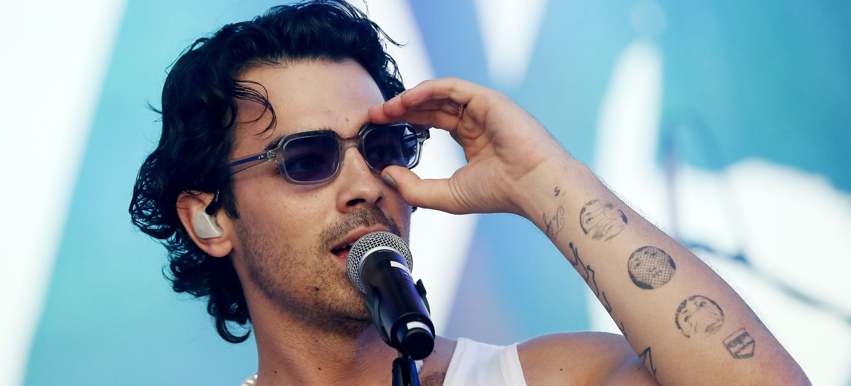 Joe Jonas desvela sus retoques estéticos y cómo se cuida la piel: “No debemos sentirnos avergonzados...”