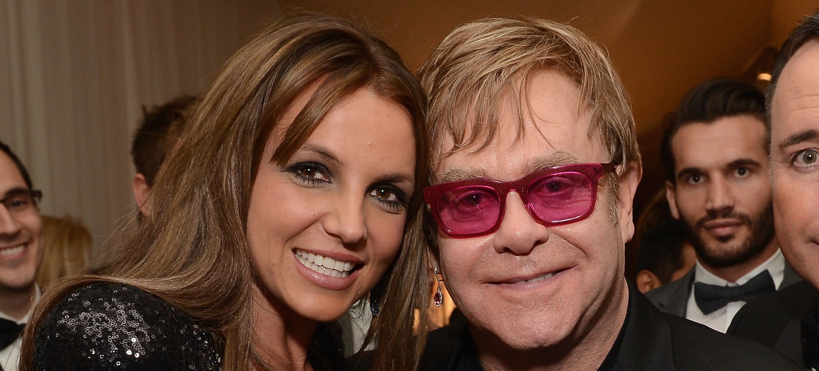 Elton John aparece en un bar de Francia para cantar en directo su canción con Britney Spears