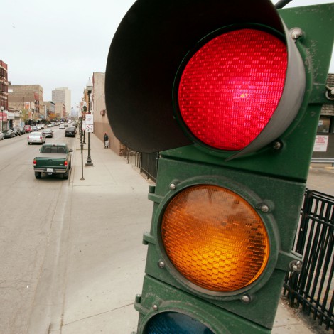 La DGT responde al debate sobre suprimir el ámbar de los semáforos
