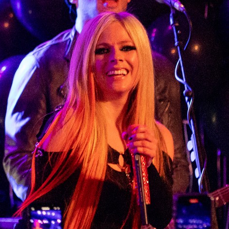 Avril Lavigne y Machine Gun Kelly estrenan el videoclip de ‘Bois Lie’ rodado en su Mainstream Sellout Tour
