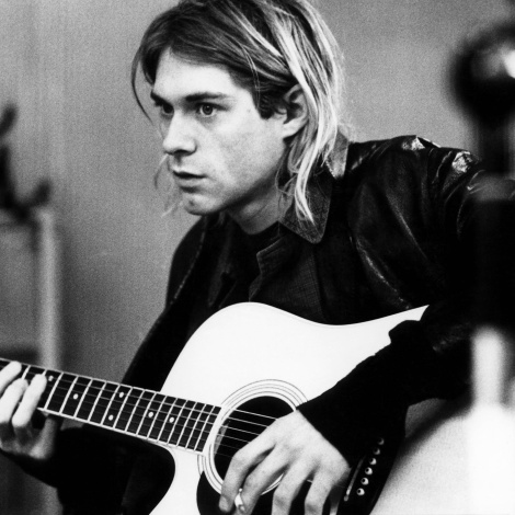 Nirvana: en silla de ruedas, peluca y bata de hospital… así fue la ‘peineta’ de Kurt Cobain a los chismorreos
