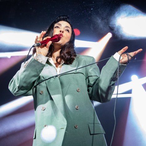 Mon Laferte está de gira por España con bebé a bordo: “Su primer aceite de oliva lo va a tomar aquí”